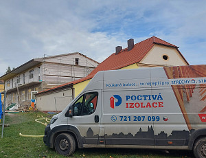 Zateplení stropu budovy se sedlovou střechou pomocí foukané izolace 